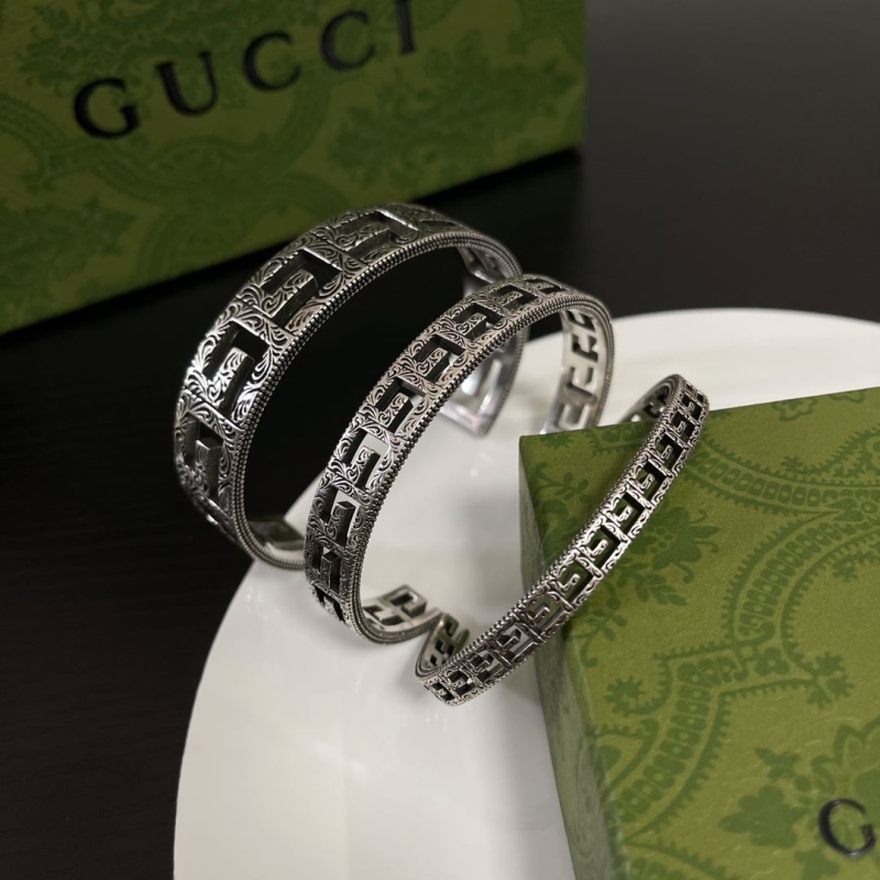 G*u*i bracelets